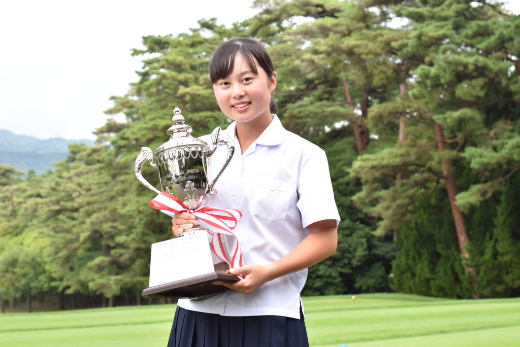 森愉生 中国ジュニアゴルフ選手権競技12歳～14歳の部で優勝し、トロフィーをもってほほ笑む。